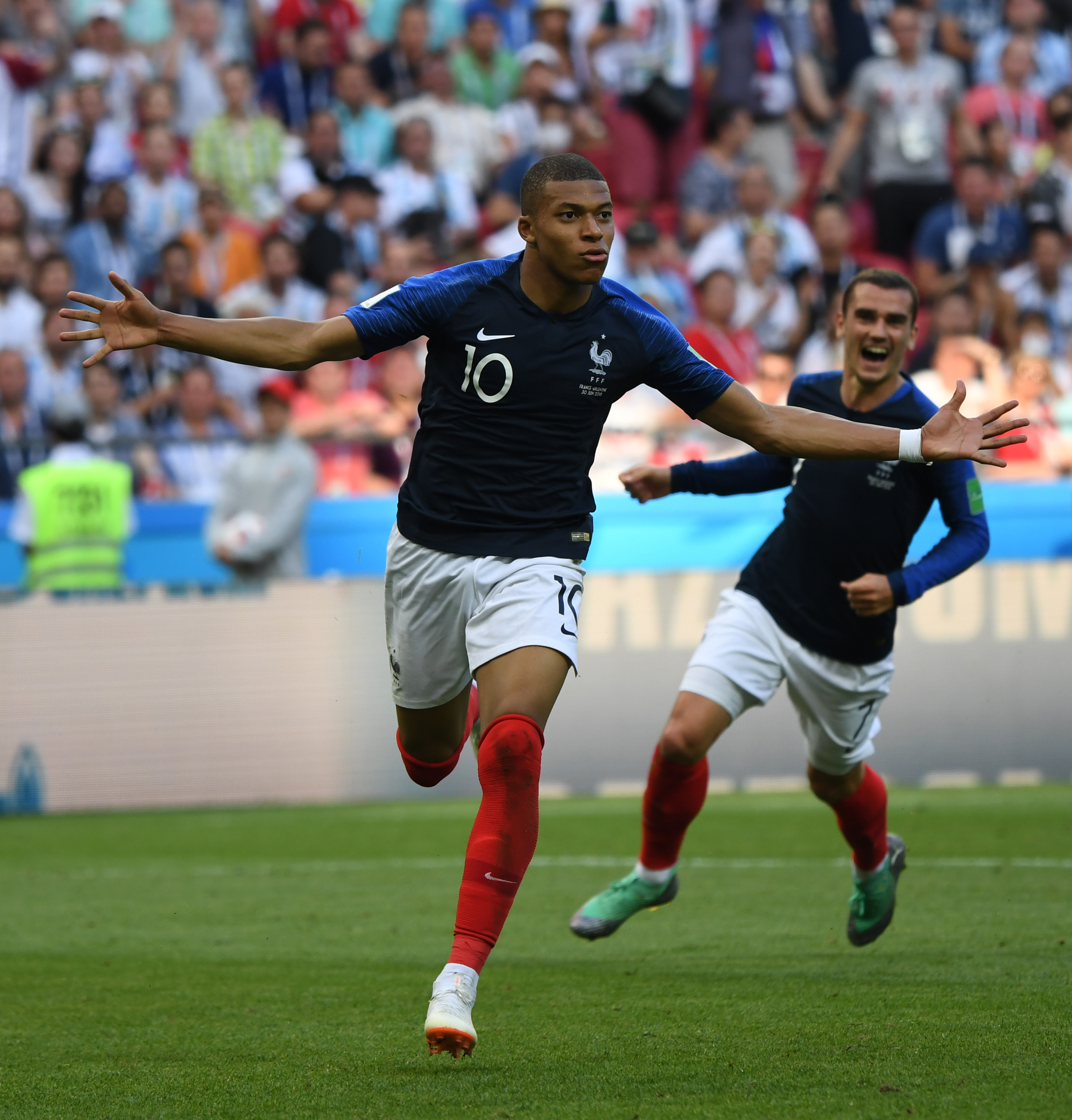 报价超十亿英镑，英媒：派拉蒙获得四年在英国的欧冠转播权（英媒：派拉蒙以超10亿英镑竞得英国欧冠四年转播权）