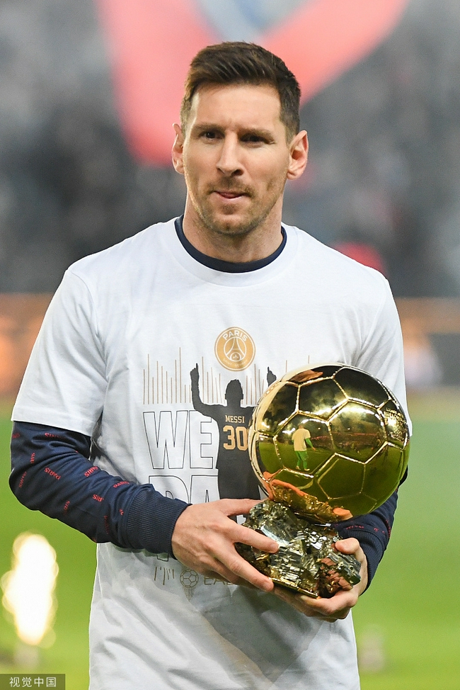 前锋突破射门锁定胜利（前锋强突劲射锁定胜局）