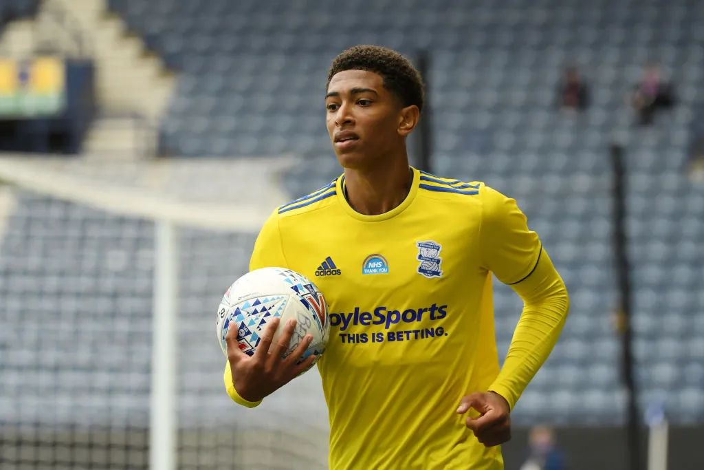 意大利赛车手罗西回忆马拉多纳：我曾单膝跪地亲吻他的左脚