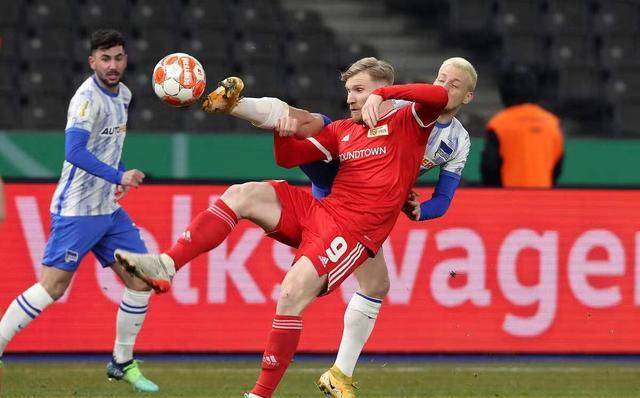 伊涅斯塔：中场球员当教练更能掌控全局，小法现在做得非常好（伊涅斯塔：中场出身的教练更易把控全局，小法执教表现出色）