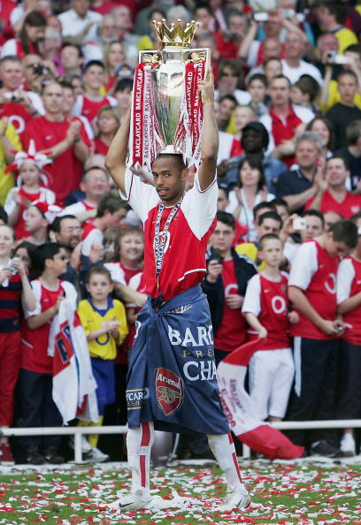 进攻大战！布伦森＆英格拉姆球星对飚，两队首节狂砍74分（火力全开：布伦森与英格拉姆对飙，首节两队合砍74分）