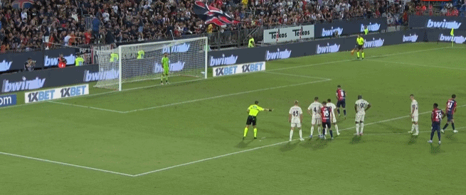 拜仁总监谈转会引援：重点是要新老搭配，保持球队竞争力（拜仁总监谈引援策略：新老结合，确保球队竞争力）