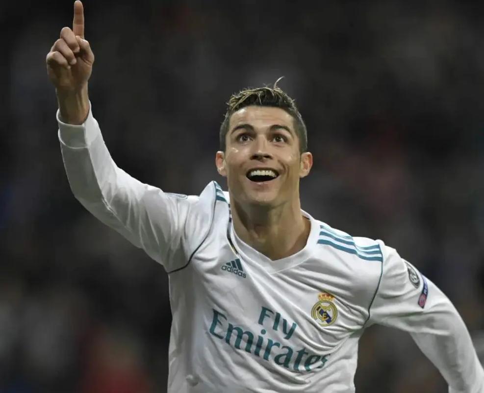 科莫5-1大胜都灵，阿达伊梅开二度，巴图里纳破门