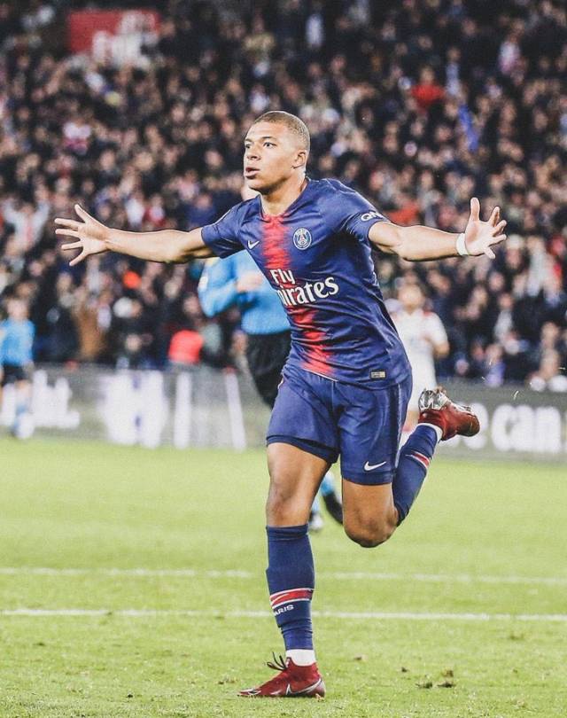 记者：本届世界杯将有半场球员和教练采访，赛前两天开发布会（记者称本届世界杯将增设半场球员与教练采访，赛前两日举行发布会）