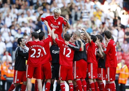 皇马更衣室危机缓解，阿隆索暂无下课可能，球队有望取得3连胜，全队团结推动复兴。（皇马更衣室危机消解，阿隆索暂无下课风险，球队有望拿下3连胜，团结一心推进复兴）