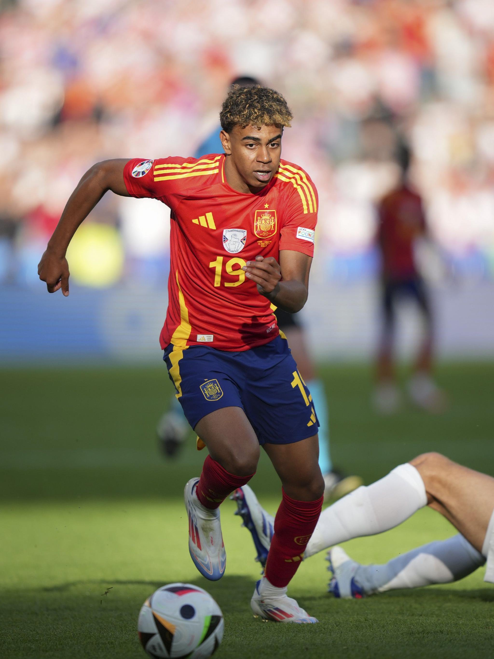 时隔27年重返世界杯正赛，苏格兰多地机场打出广告牌标语庆祝（苏格兰时隔27年再入世界杯正赛，多地机场打出广告牌标语庆祝）