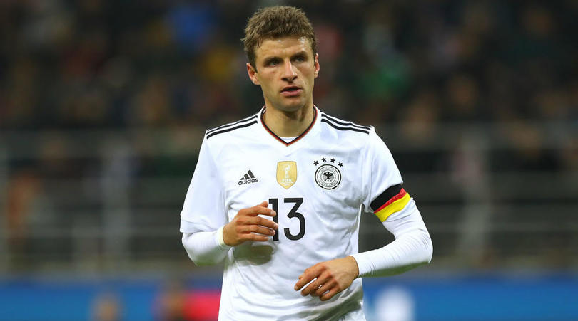 欧冠赛前穆里尼奥与两名昔日弟子重逢，并亲吻了斯内德的光头（欧冠赛前，穆里尼奥与两位旧部相聚，还亲吻了斯内德的光头）