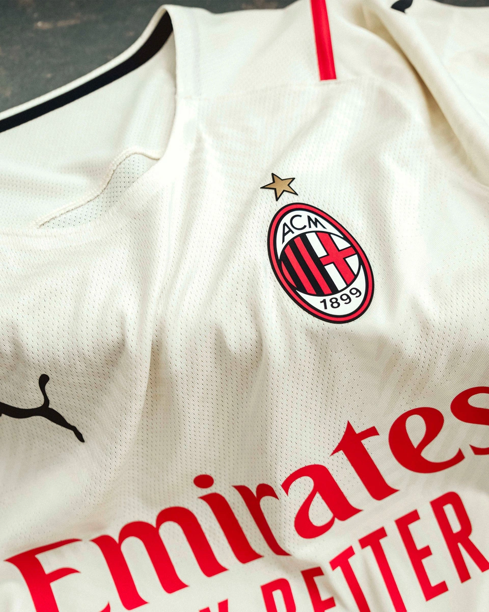 为庆祝美加墨世界杯，与刺客足球鞋融合设计的科8将进行复刻（庆祝美加墨世界杯，融入刺客足球鞋元素的科比8即将复刻）